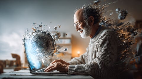 Hombre de edad avanzada usando un ordenador portátil