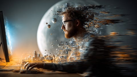 Imagen de un programador delante de su ordenador