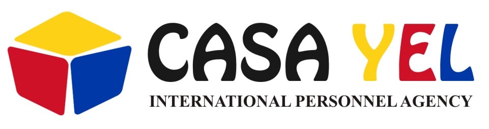 Logo de Casa YEL: cubo isométrico con caras amarilla, roja y azul; tipografía CASA en sans-serif negra y YEL en versiones de las mismas letras coloreadas; subtítulo INTERNATIONAL PERSONNEL AGENCY en serif.