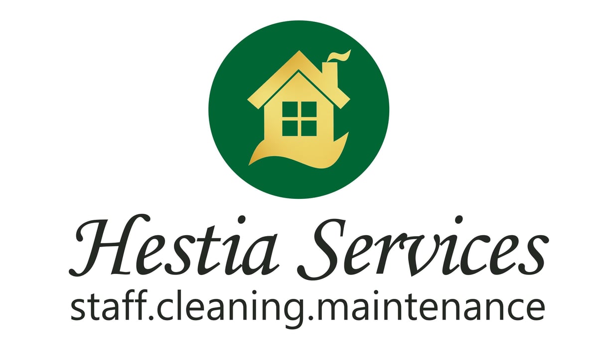 Logo de Hestia Services: círculo verde oscuro con una casita dorada estilizada dentro, debajo Hestia Services en script italic y staff.cleaning.maintenance en sans-serif con puntos como separadores